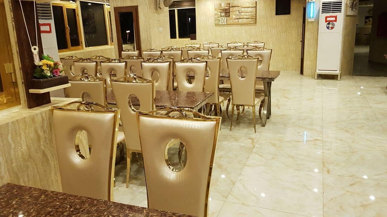 جلسات طعام رخامية وكراسي مذهبة VIP